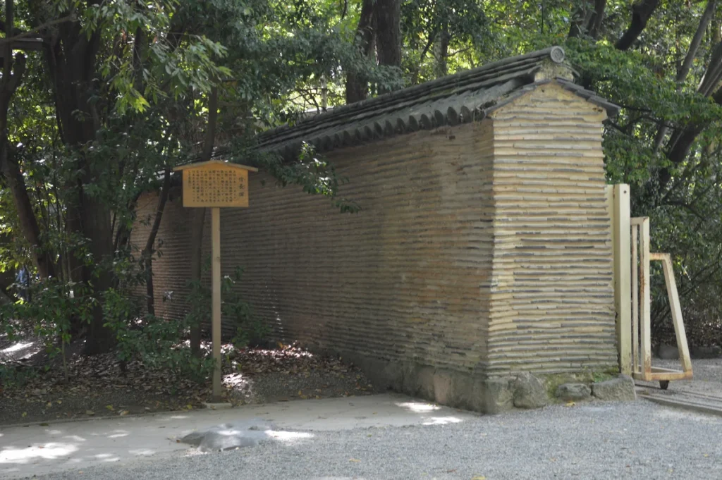 nobunaga wall in atsuta jingu