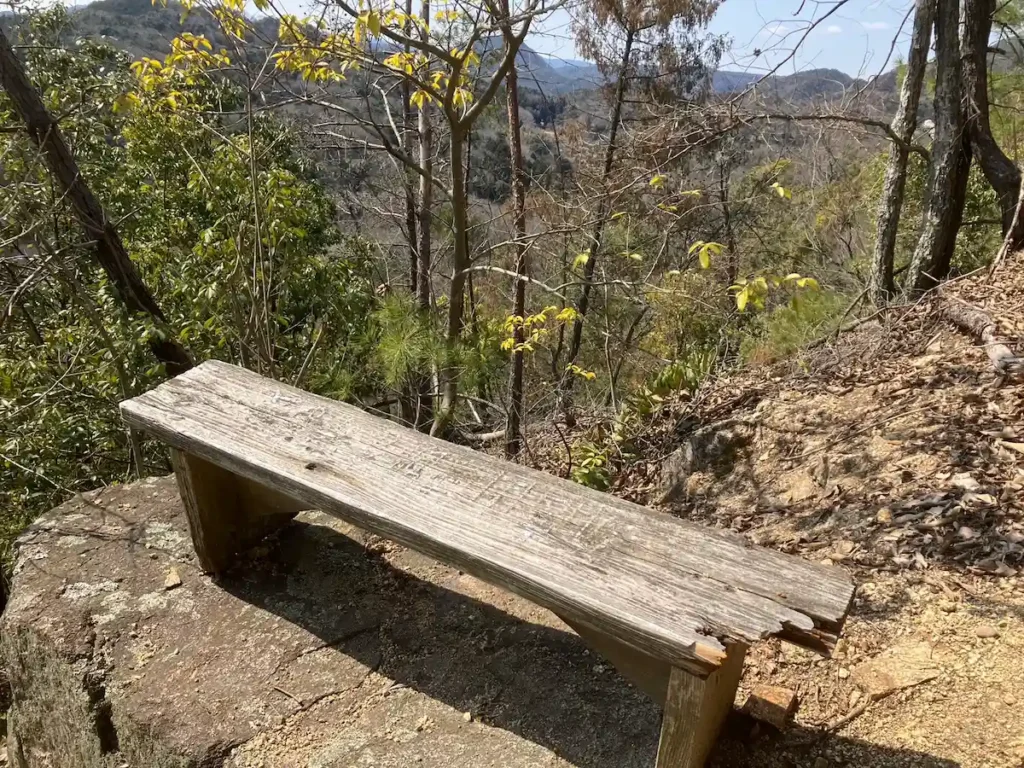 新高山城のベンチ