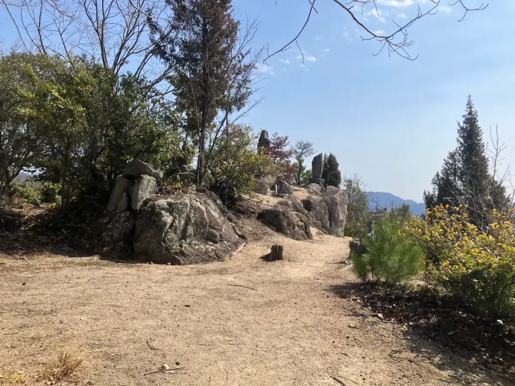 石仏群と岩肌