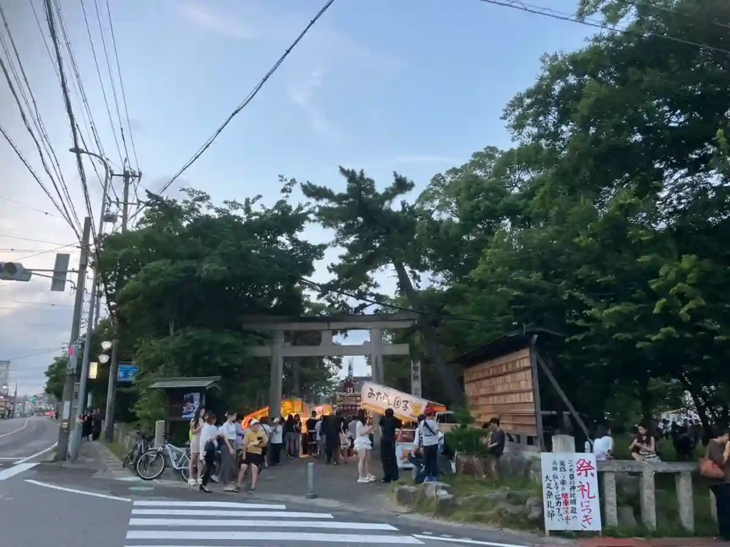豊石神社の鳥居前
