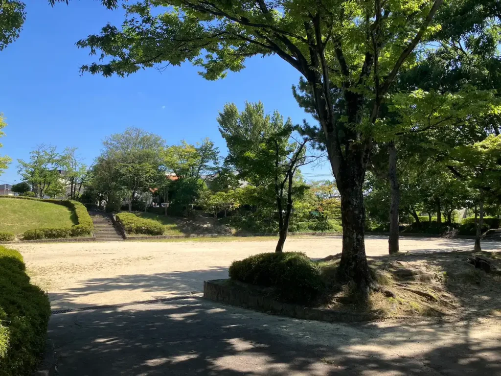 血の池公園グラウンド（奥が交通児童遊園に続く階段）
