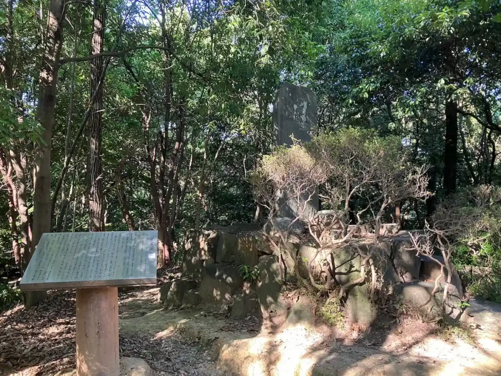 櫓台にある石碑