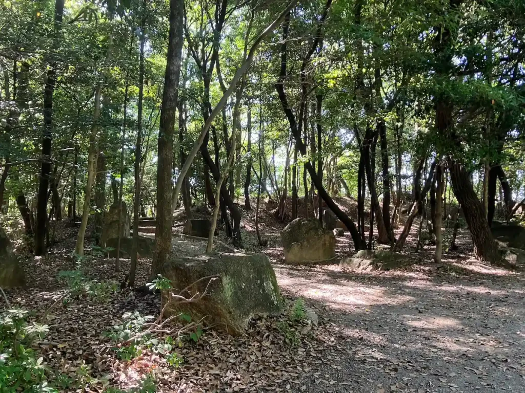 土塁（写真中央）を二の丸庭園から見る